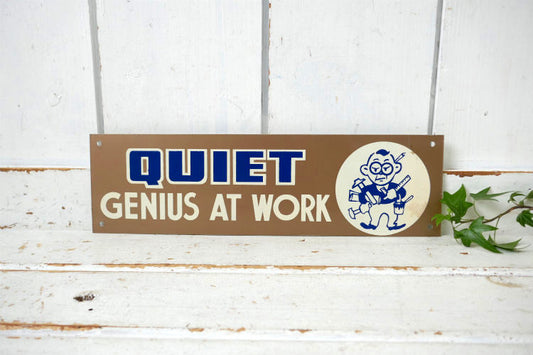 QUIET GENIUS AT WORK メタル製 ヴィンテージ サイン 看板 USA 案内標示 プレート