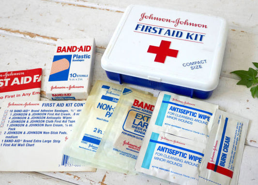 ジョンソン&ジョンソン FIRST AID KIT コンパクトサイズ プラスティック製 ヴィンテージ 救急箱 USA