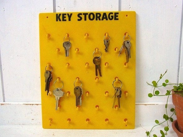 【KEY STORAGE】イエローのプラスティック製・壁掛けヴィンテージ・鍵フック/キーフック