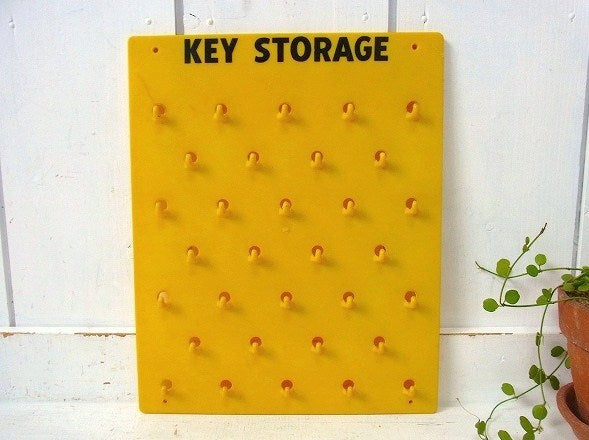 【KEY STORAGE】イエローのプラスティック製・壁掛けヴィンテージ・鍵フック/キーフック