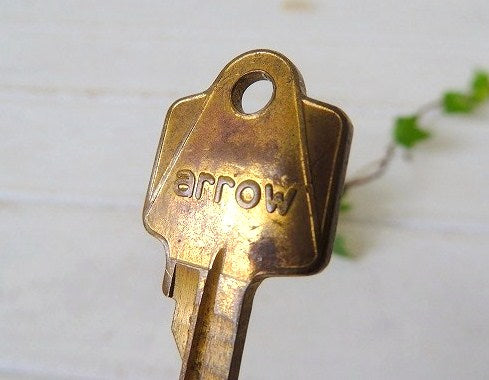 arrow LOCK G43966 ナンバー入り 真鍮製 鍵 ビンテージ キー OLD KEY USA